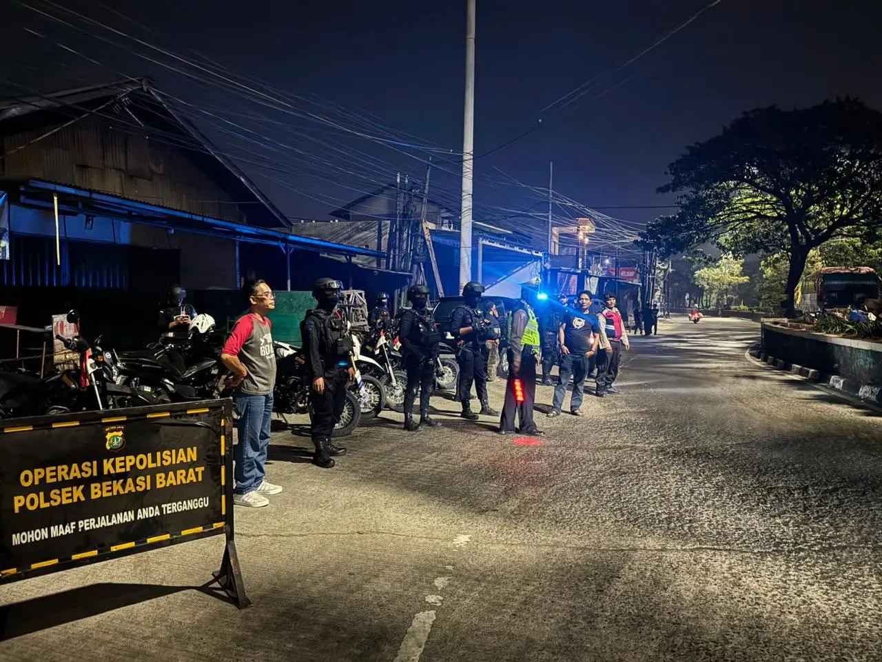 metro-jaya-police-brimob-responds-to-bekasi-house-fire-during-patrol