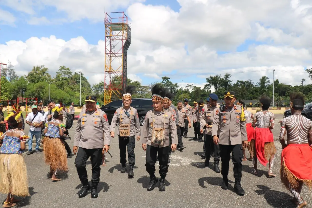 chief-fadil-imran-inspects-security-and-personnel-health-in-papua