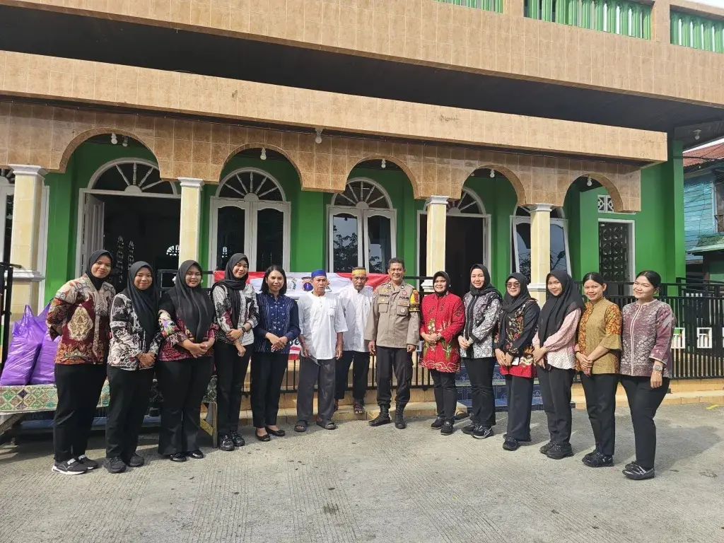 east-kalimantan-police-female-officers-and-bhayangkari-deliver-community-aid-to-babussalam-mosque