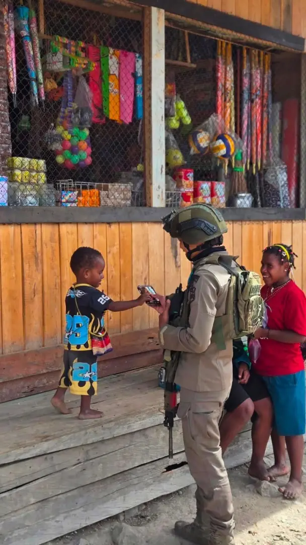 damai-cartenz-task-force-secures-worship-and-local-markets-in-sinak-central-papua