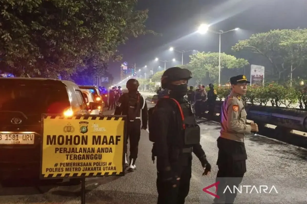 metro-jaya-police-brimob-arrests-six-youths-during-north-jakarta-patrols