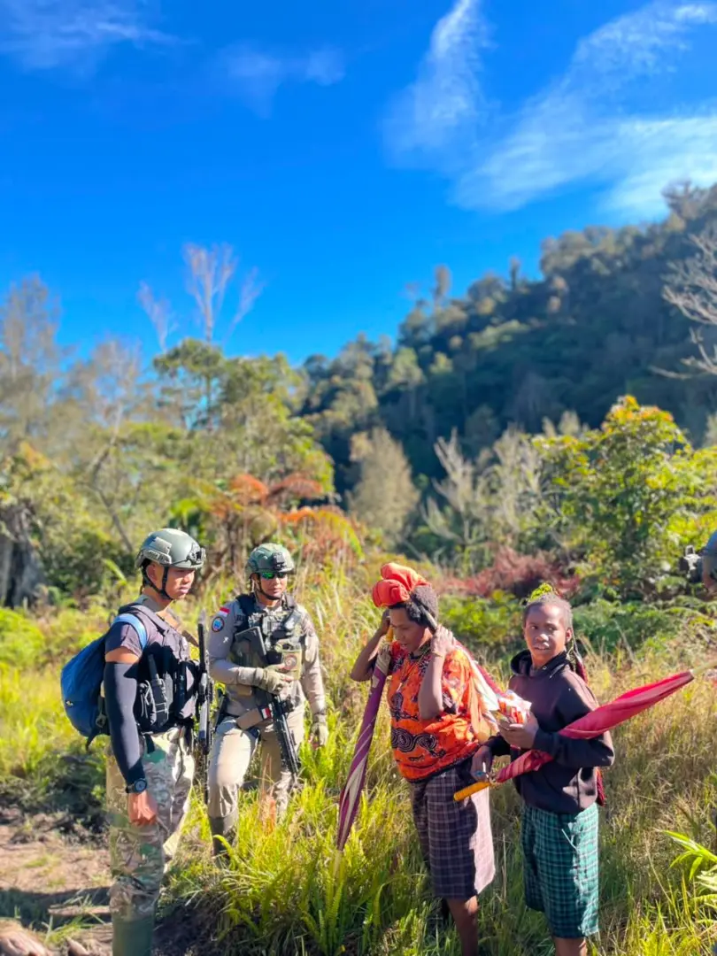 damai-cartenz-task-force-combines-dialogue-patrols-and-health-services-in-sinak-papua
