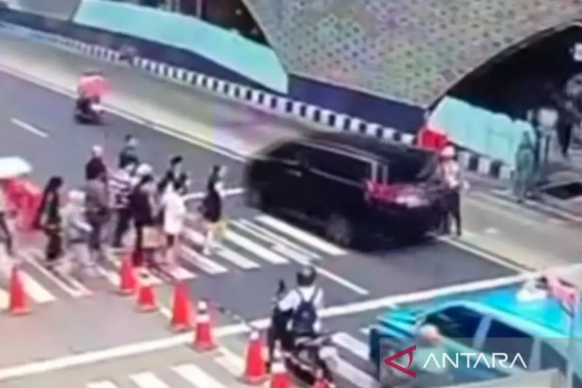 viral-for-running-a-pedestrian-light-luxurious-car-driver-to-be-summoned-by-the-police