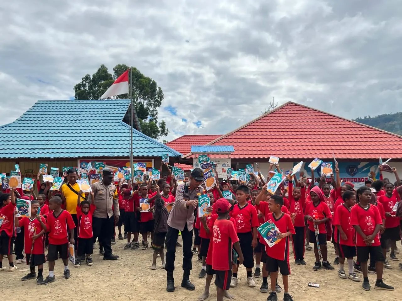 tolikara-police-foster-early-childhood-literacy-through-school-visits