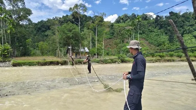 aceh-brimob-constructs-cable-suspension-bridge-for-sikundo-village-access