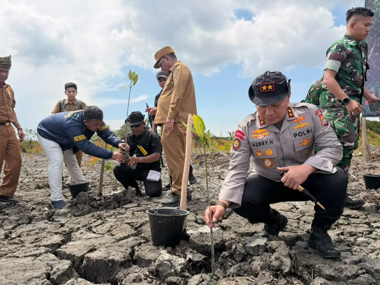 riau-police-replants-mangrove-ecosystem-following-118-hectare-land-encroachment-case
