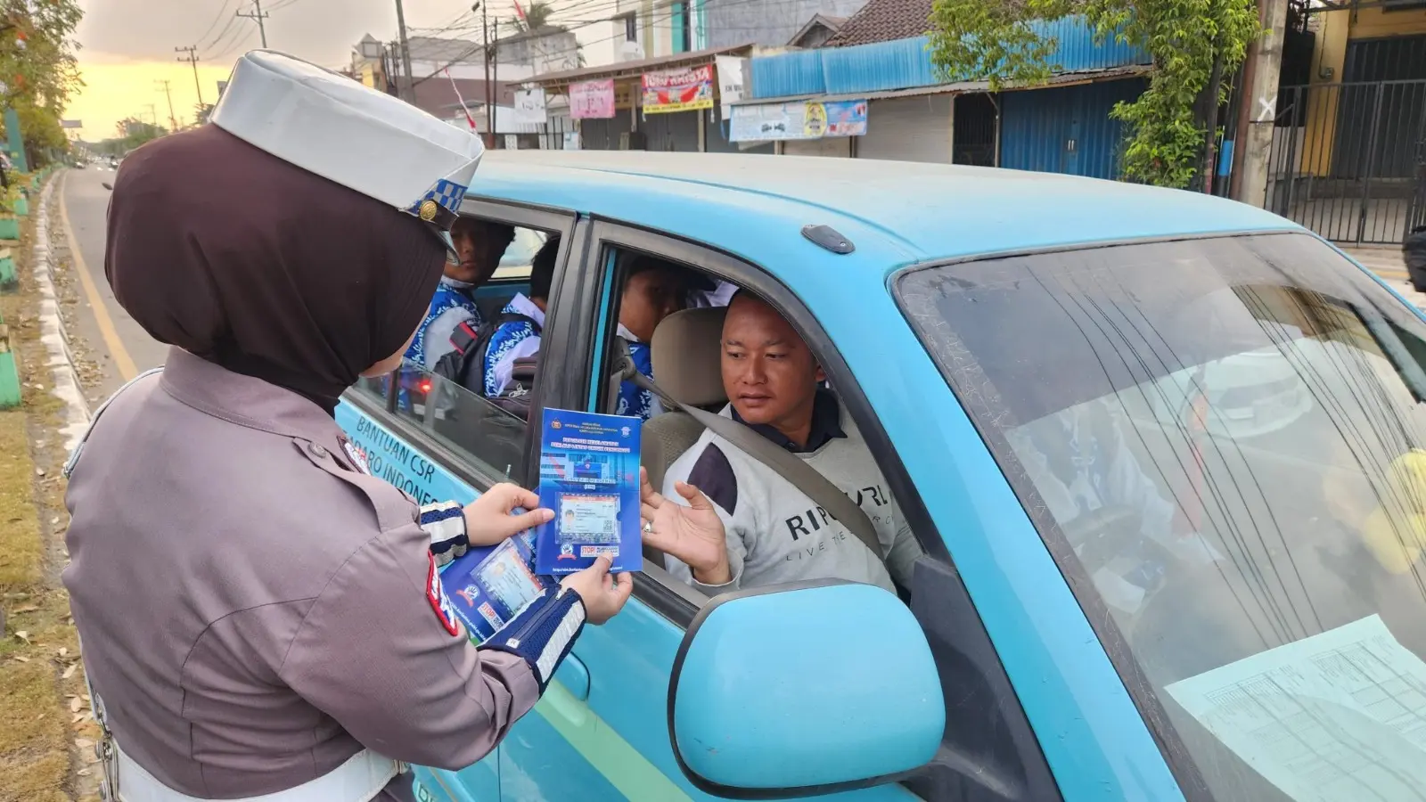 tabalong-traffic-police-distribute-safety-brochures-to-reduce-road-accidents