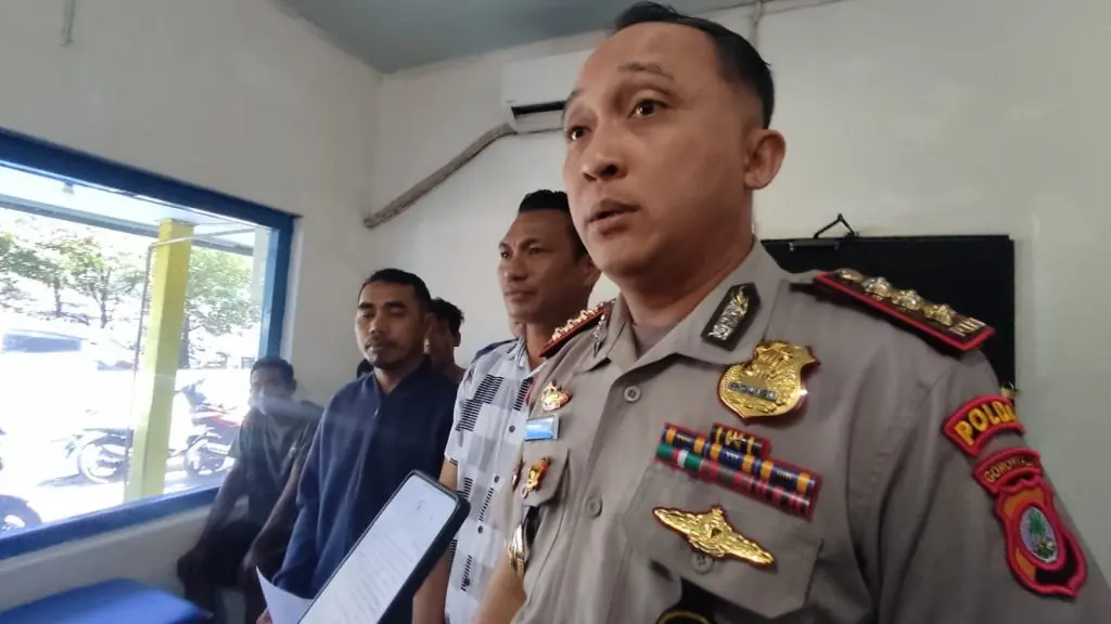 gorontalo-police-water-and-air-directorate-hands-over-3-rescued-taliabu-victims-to-family