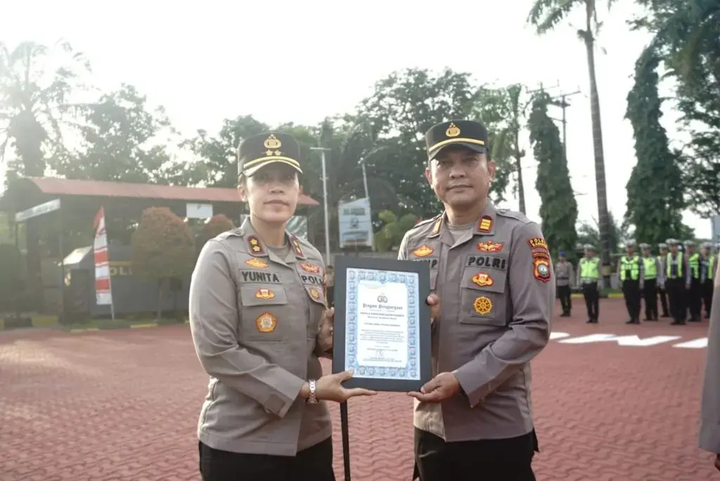 karimun-police-chief-awards-outstanding-officers-at-80th-bhayangkara-day