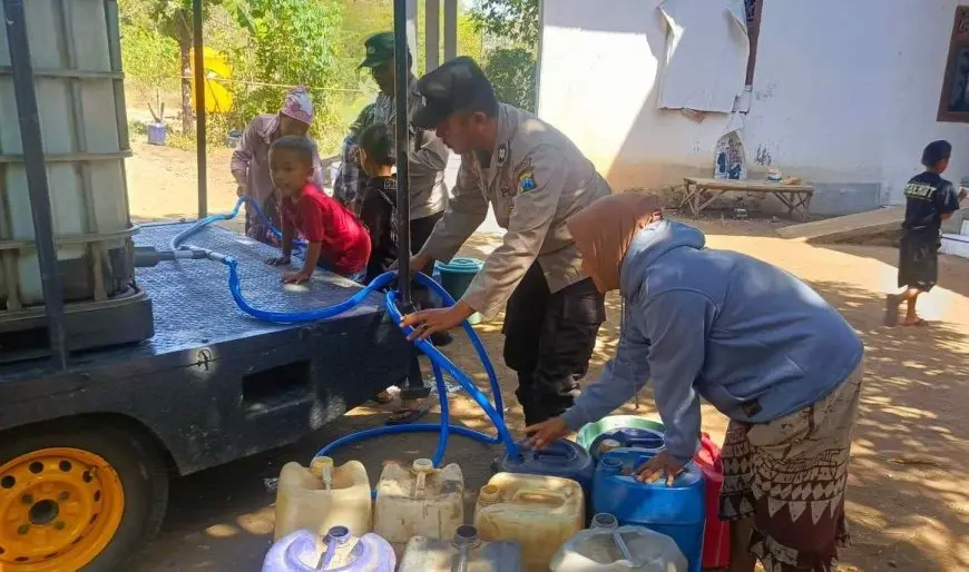 pasuruan-police-modify-patrol-vehicles-to-deliver-clean-water-during-drought