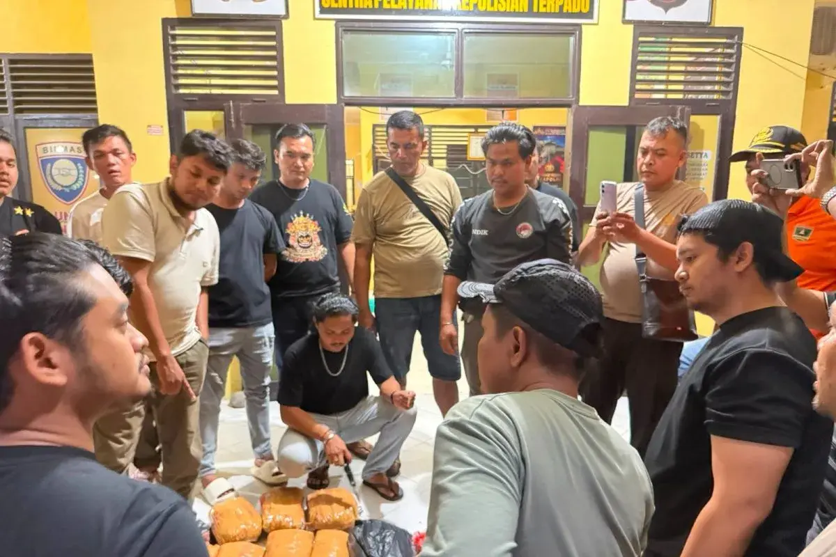 dozens-of-marijuana-package-smuggling-thwarted-by-police-in-west-sumatra