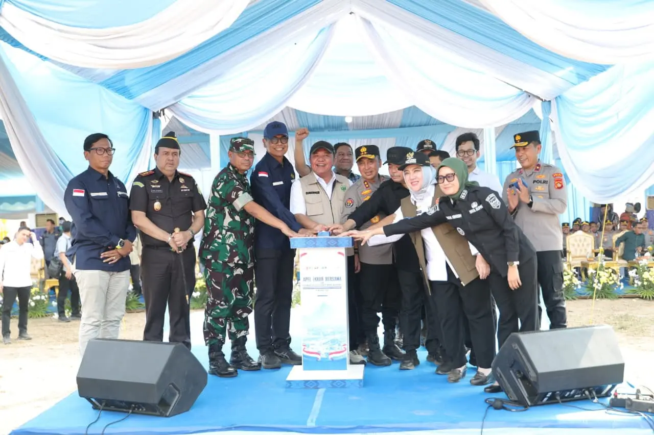 south-sumatra-police-escort-governance-transformation-of-community-oil-wells