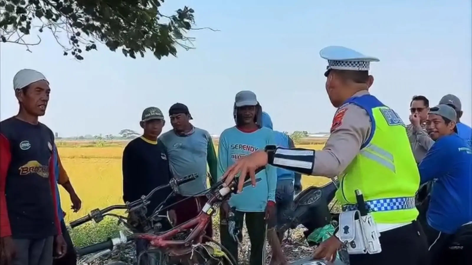 demak-police-use-humorous-approach-to-teach-farmers-road-safety