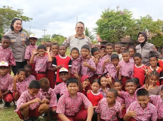 damai-cartenz-task-force-distributes-school-uniforms-and-social-media-safety-tips-in-sarmi