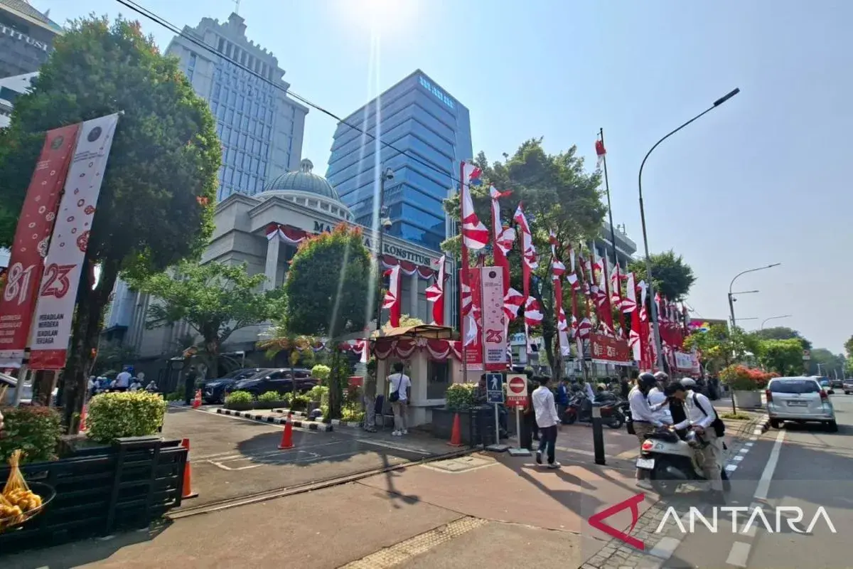 security-personnel-stands-guard-in-front-of-constitutional-court-building-ahead-of-student-protest
