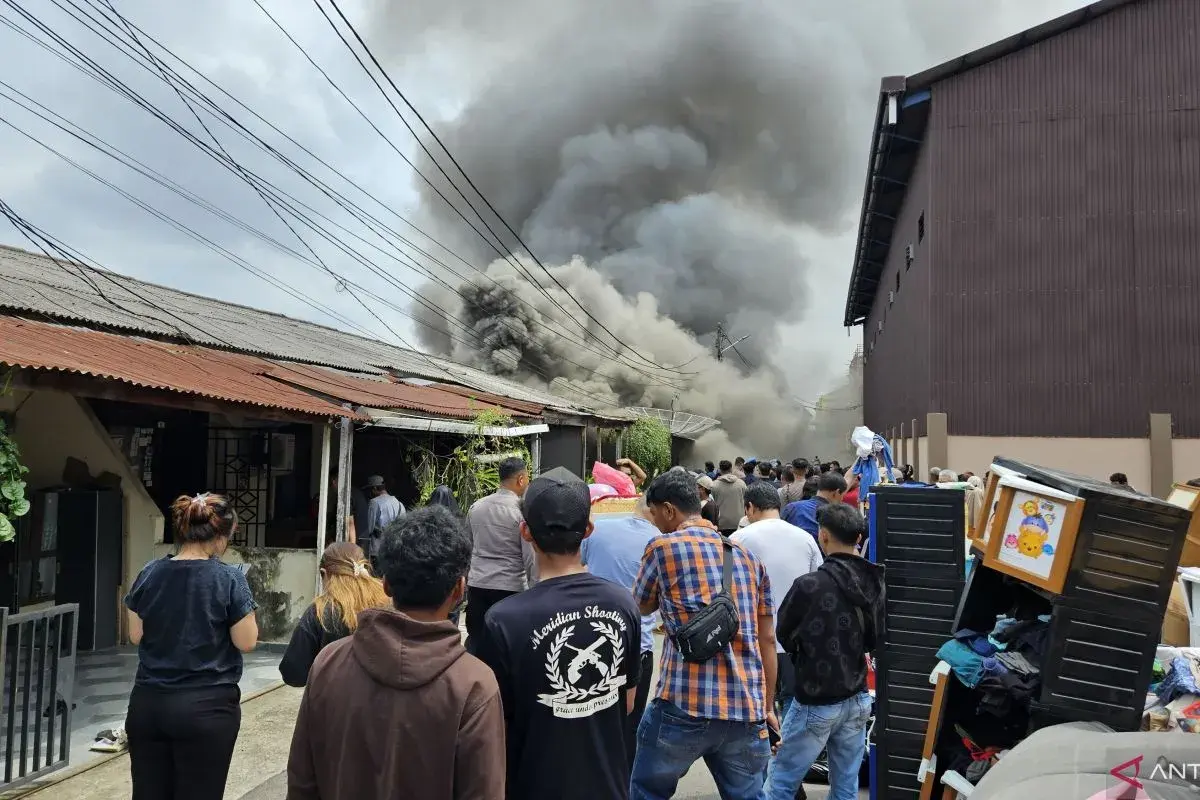 fire-engulfed-police-dormitory-complex-behind-jambi-regional-police-hq