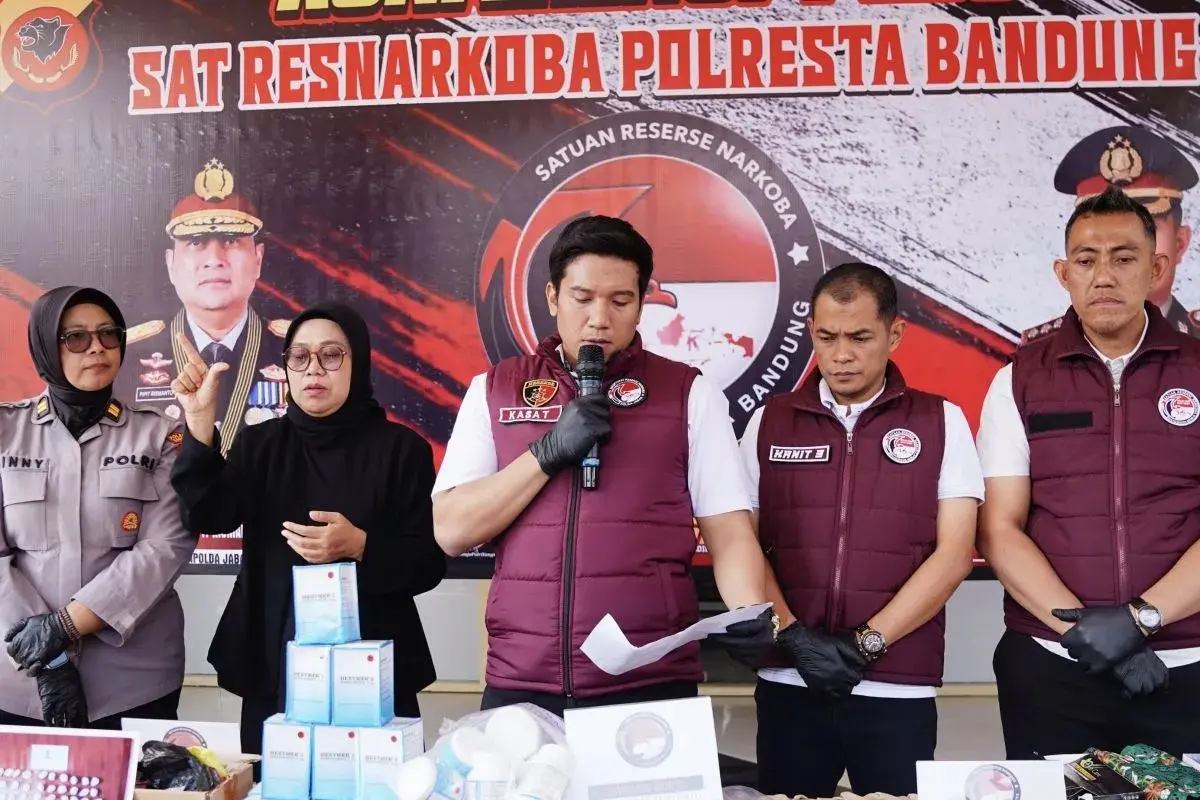 bandung-police-raid-storage-house-and-seize-over-700000-illegal-hard-pills
