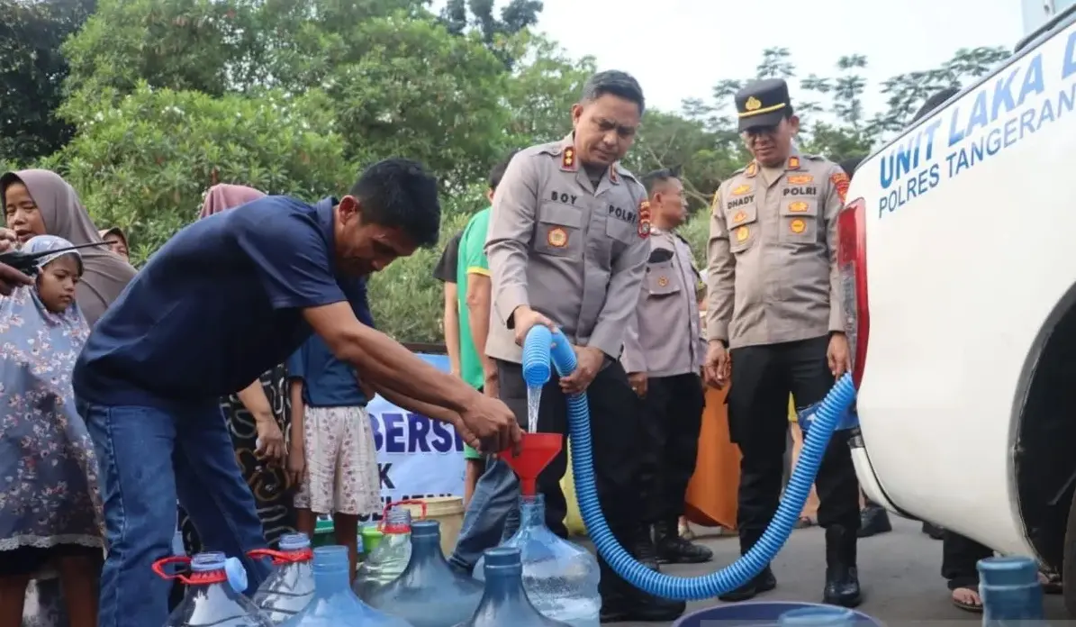south-tangerang-police-distribute-clean-water-to-drought-affected-residents