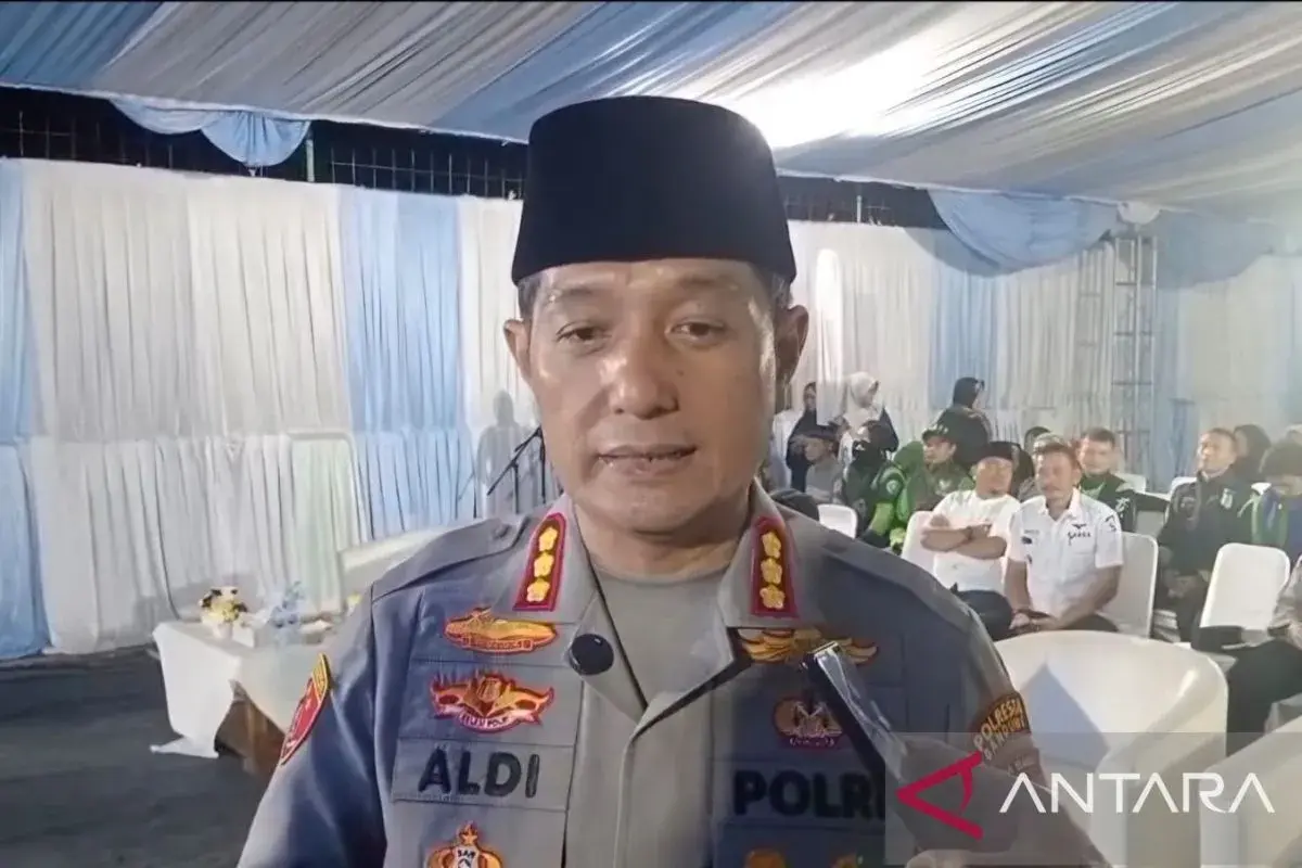 police-provides-shuttle-service-for-people-travelling-at-night-in-bandung