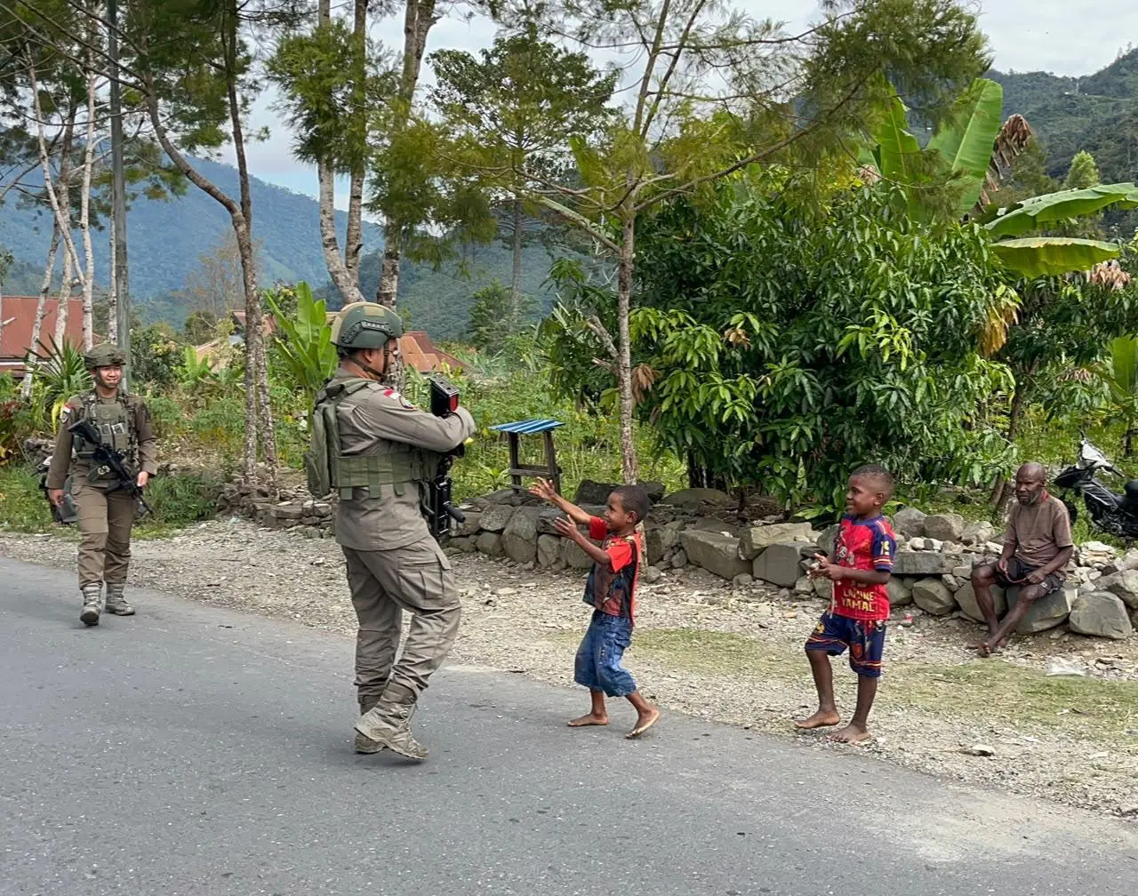 damai-cartenz-task-force-conducts-humanistic-patrols-in-puncak-jaya
