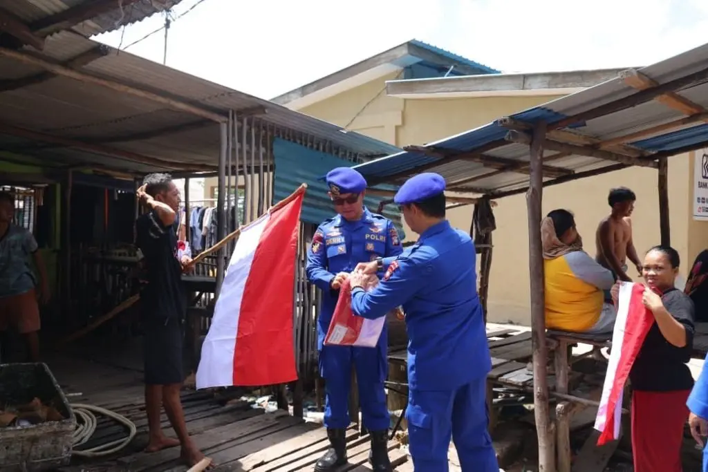 riau-islands-water-and-air-police-distribute-1000-flags-on-kasu-island