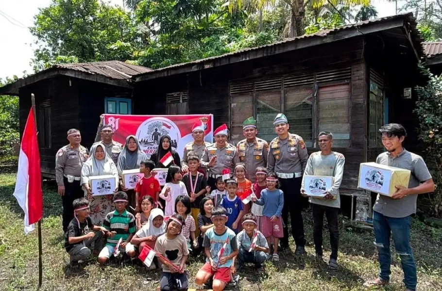 riau-police-expedition-team-fosters-patriotic-spirit-in-remote-talang-mamak-community