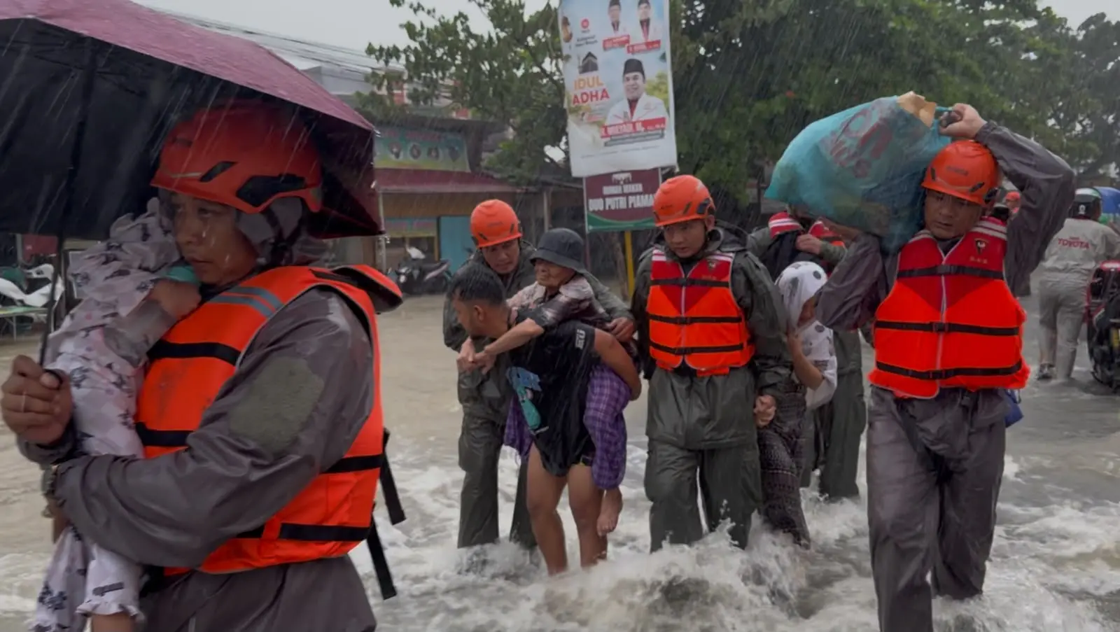 west-sumatra-police-brimob-evacuate-flood-victims-across-padang