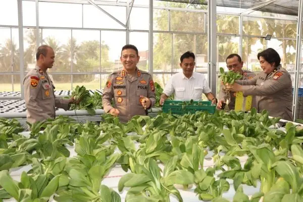 police-officials-inspect-plamerah-sppg-supporting-national-food-security