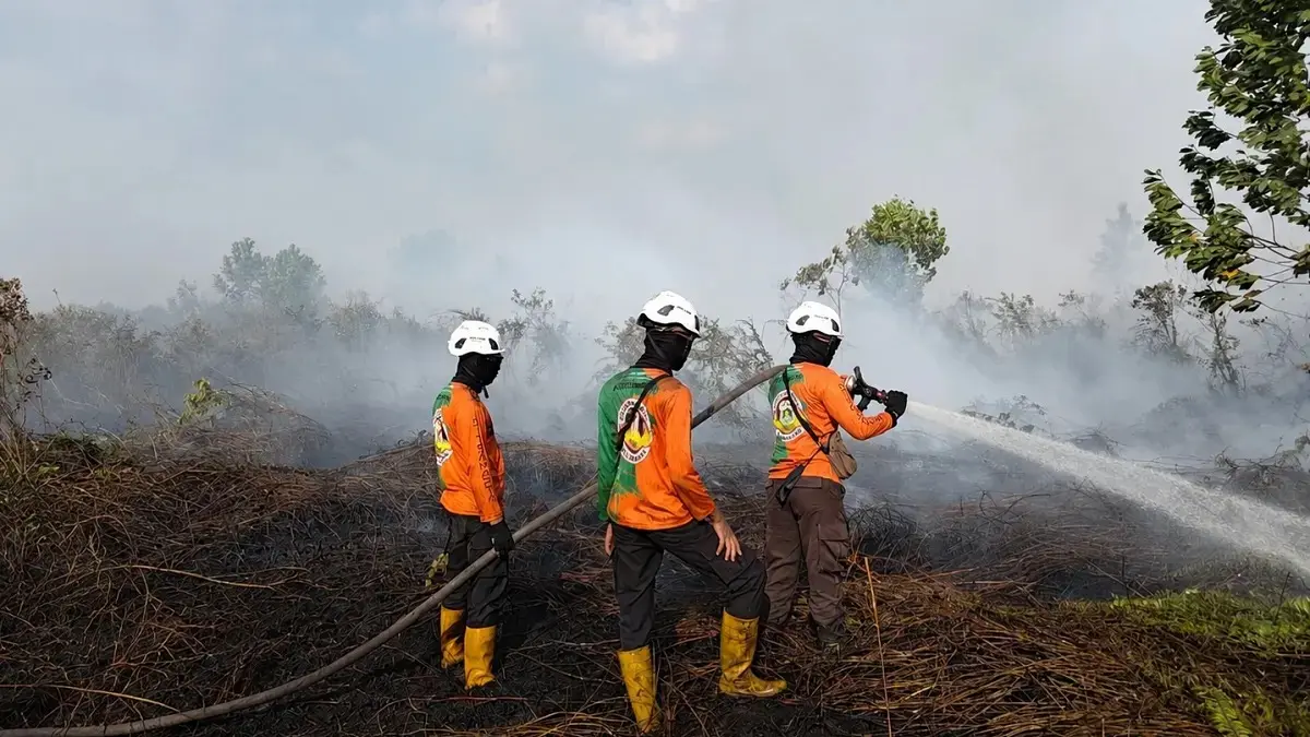 west-kalimantan-police-sar-team-extinguishes-wildfires-threatening-school-and-farms