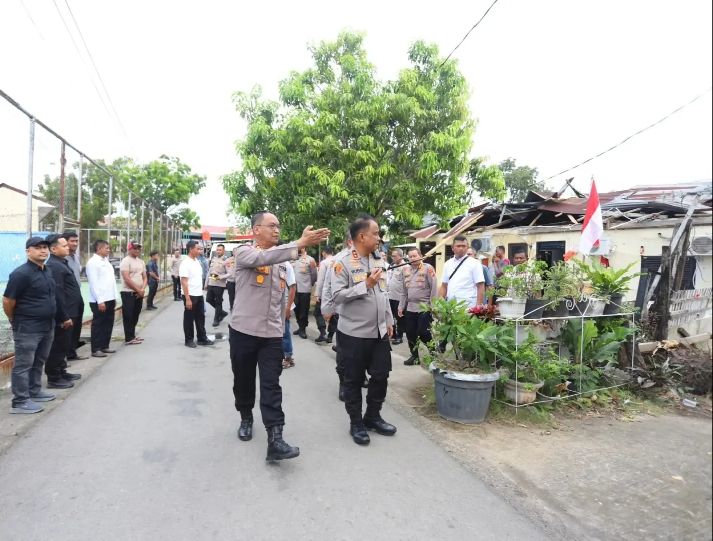 strong-winds-damage-five-police-housing-units-in-banda-aceh-aceh-police-chiefs-inspects-impact