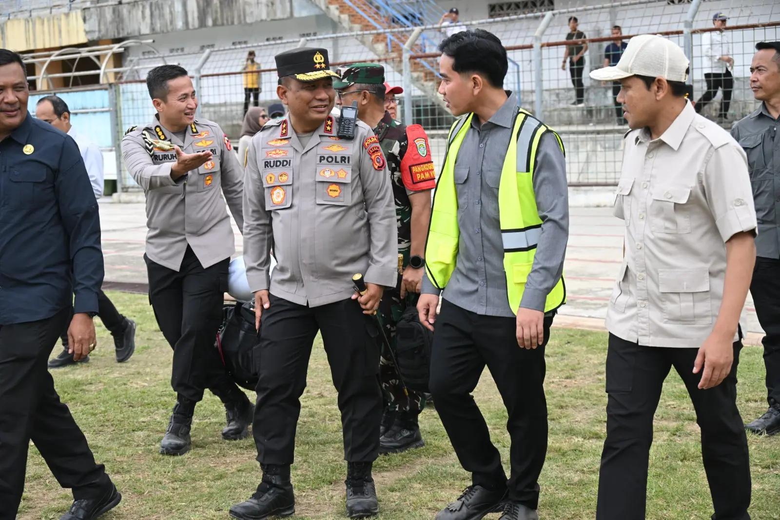 vice-president-gibran-inspects-post-disaster-infrastructure-in-gayo-lues-accompanied-by-aceh-police-chief