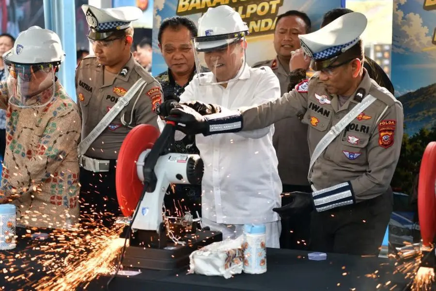 west-java-police-and-governor-dedi-mulyadi-destroy-27-million-illegal-pills