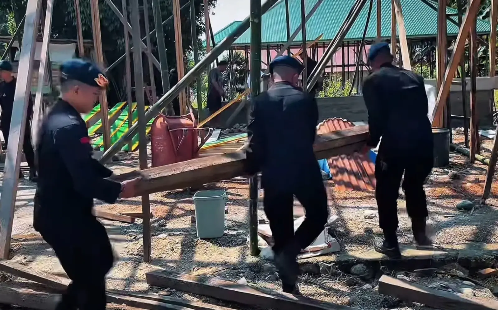 central-sulawesi-brimob-assists-villagers-with-house-construction-in-morowali