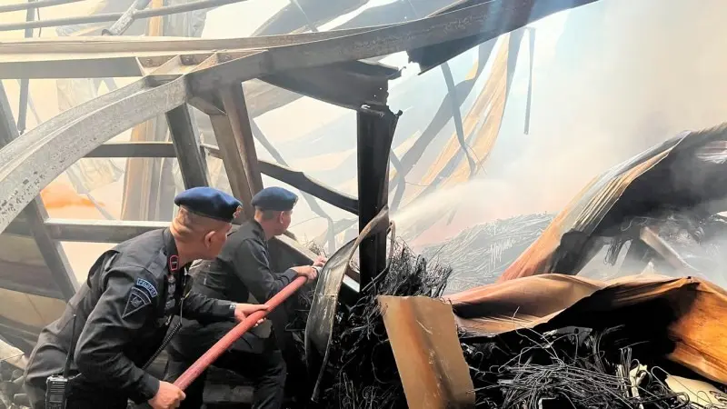 police-help-extinguish-the-fire-that-engulfed-sentra-kosambi-warehouse-tangerang