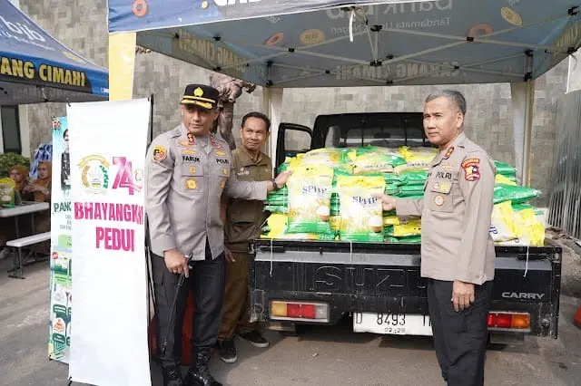 police-provides-food-supply-aid-to-people-in-cimahi-through-affordable-food-movement