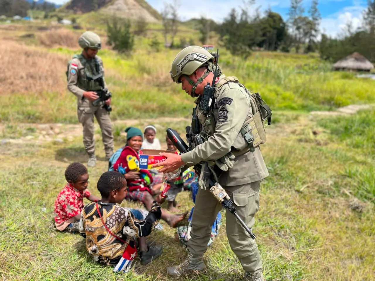 damai-cartenz-task-force-officers-engage-ilaga-residents-during-foot-patrols