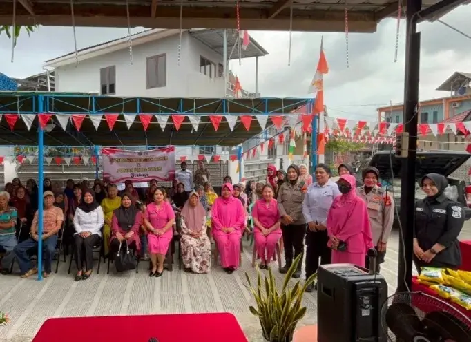 east-kalimantan-female-police-officers-and-bhayangkari-distribute-essential-food-supplies