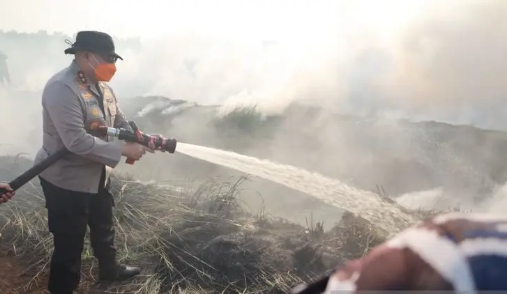 south-kalimantan-police-chief-fights-forest-fires-threatening-residential-areas