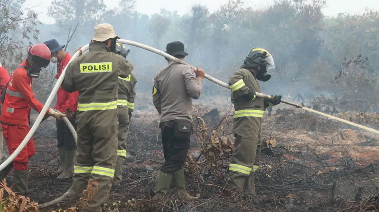 bengkayang-police-chief-leads-joint-team-to-extinguish-peatland-fires