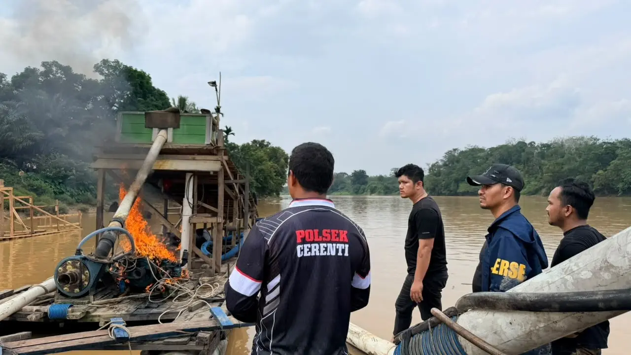 riau-police-destroy-436-illegal-gold-rafts-and-target-investors