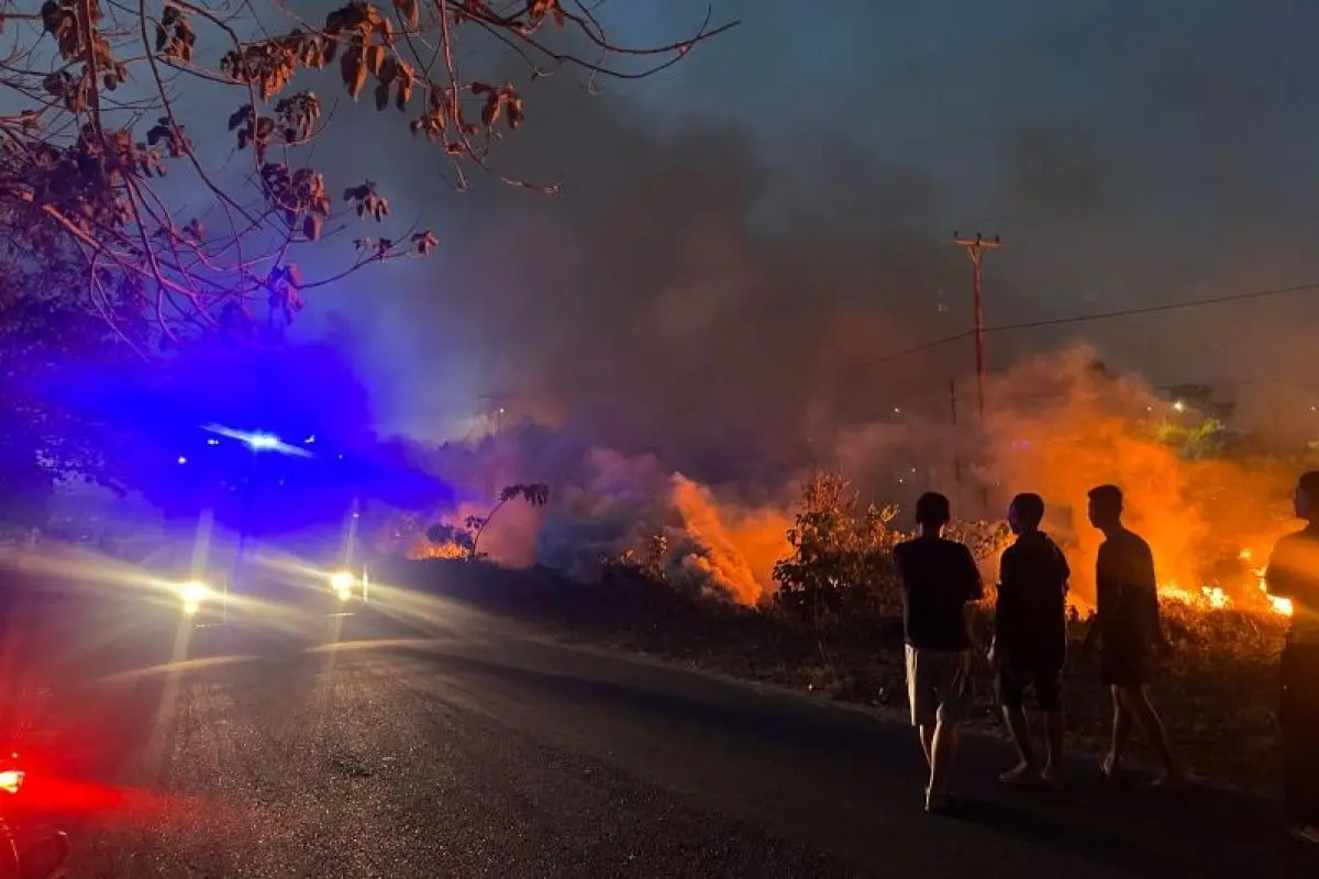 maluku-brimob-officers-extinguish-fire-near-namlea-command-headquarters