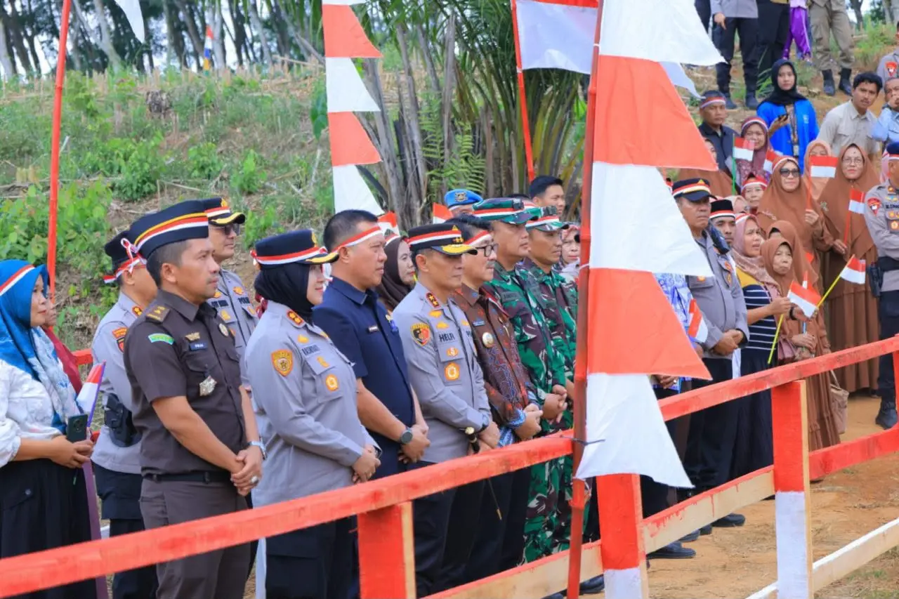 lampung-police-chief-inaugurates-red-and-white-bridge-to-boost-economy