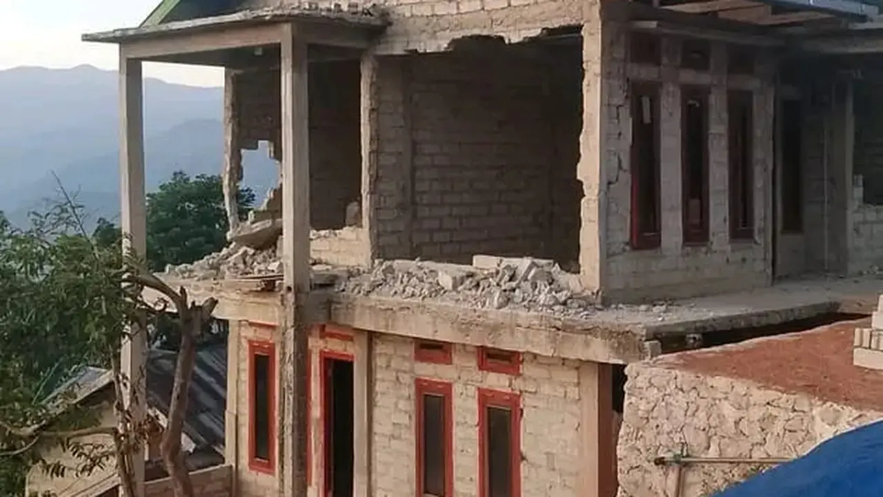 magnitude-77-ntt-quake-damages-hotels-and-public-facilities-in-labuan-bajo