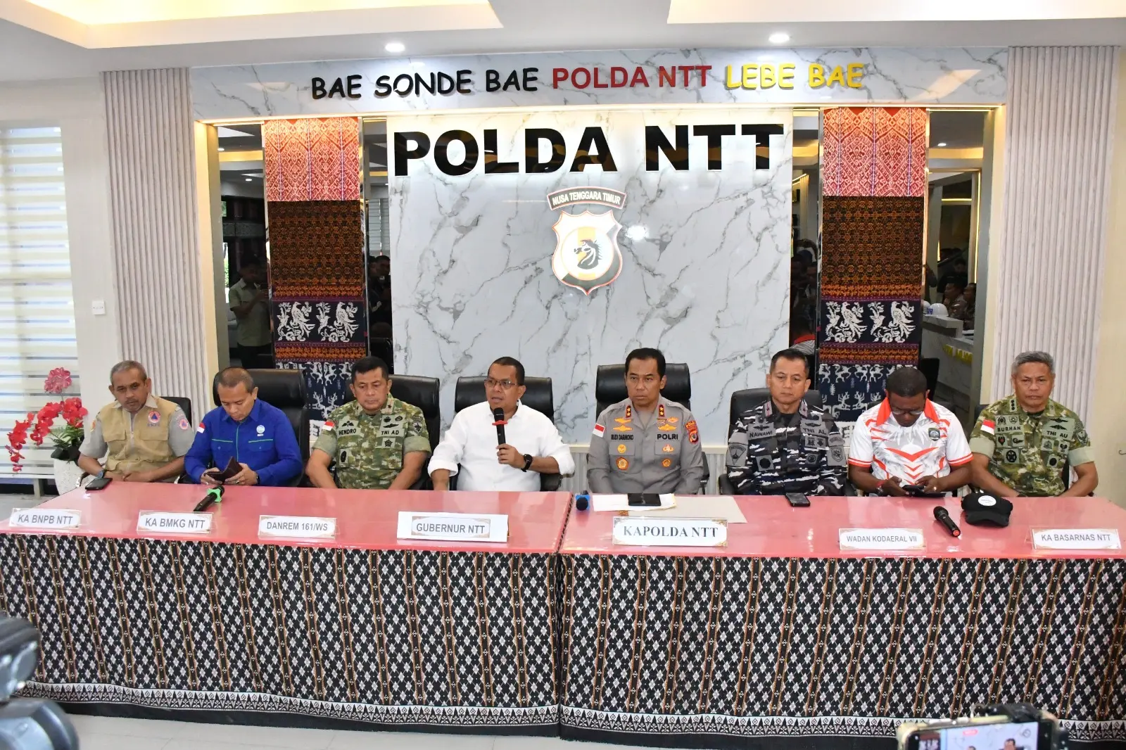 east-nusa-tenggara-governor-and-police-chief-direct-flores-earthquake-response-in-person