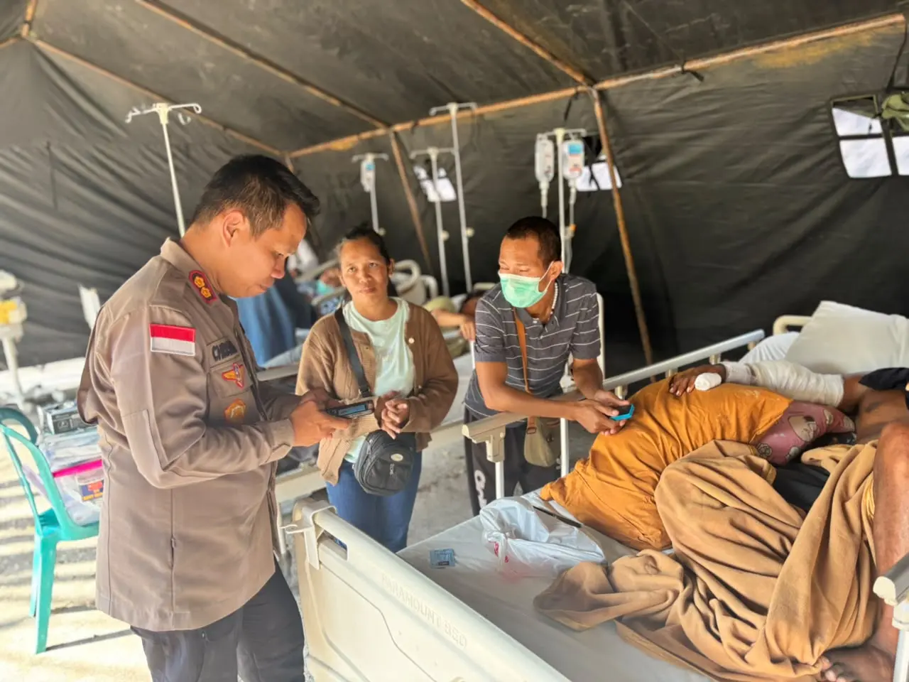 west-manggarai-police-chief-inspects-quake-patients-facilitates-emergency-healthcare