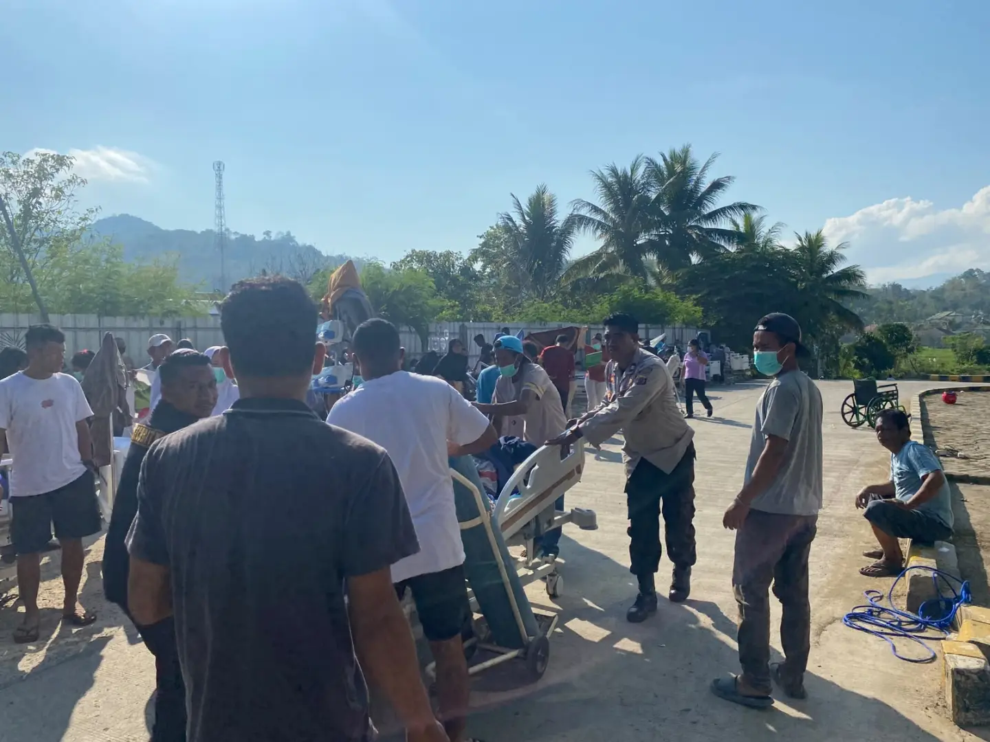 joint-military-police-force-evacuates-dozens-of-labuan-bajo-hospital-patients