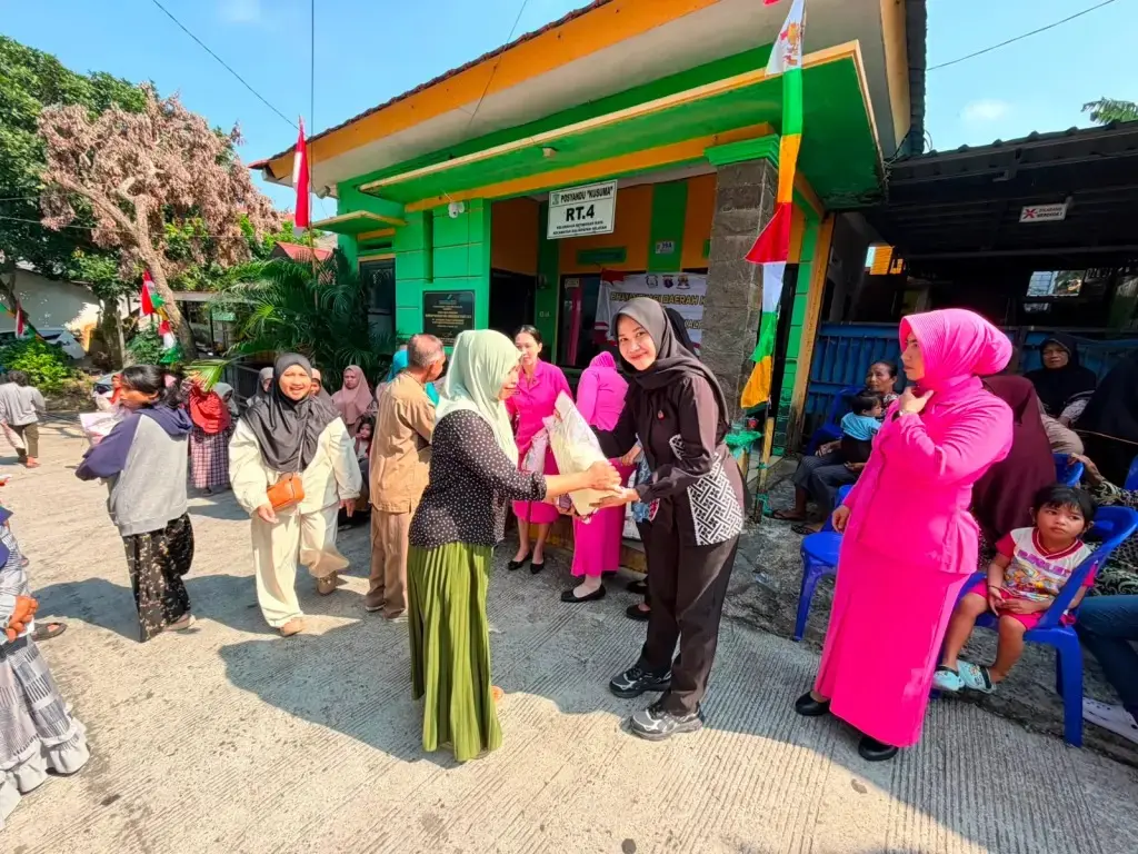 east-kalimantan-police-female-officers-and-bhayangkari-distribute-175-rice-bags-to-balikpapan-residents