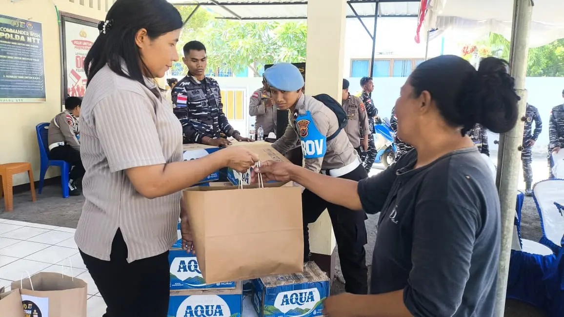 east-nusa-tenggara-police-chief-distributes-100-aid-packages-to-earthquake-victims-in-sikka