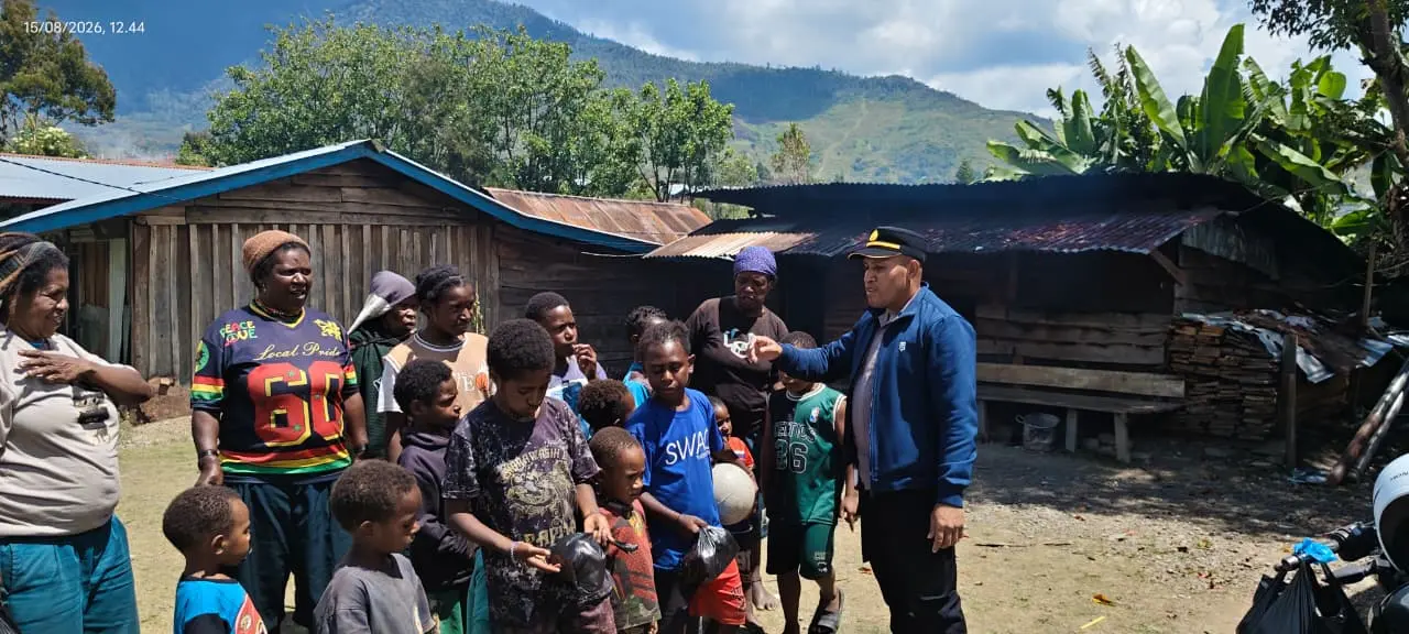 puncak-jaya-tribal-chief-distributes-aid-ahead-of-81st-indonesian-independence-day