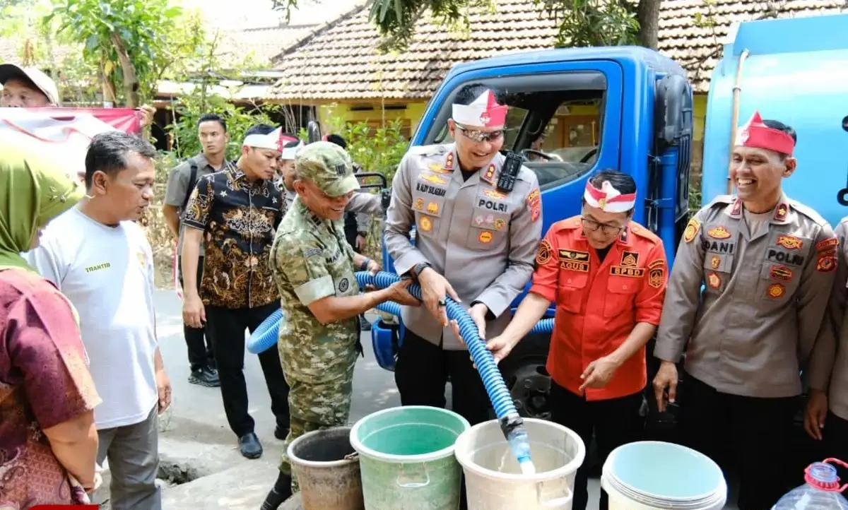 majalengka-police-and-joint-task-force-distribute-clean-water-to-drought-hit-villages